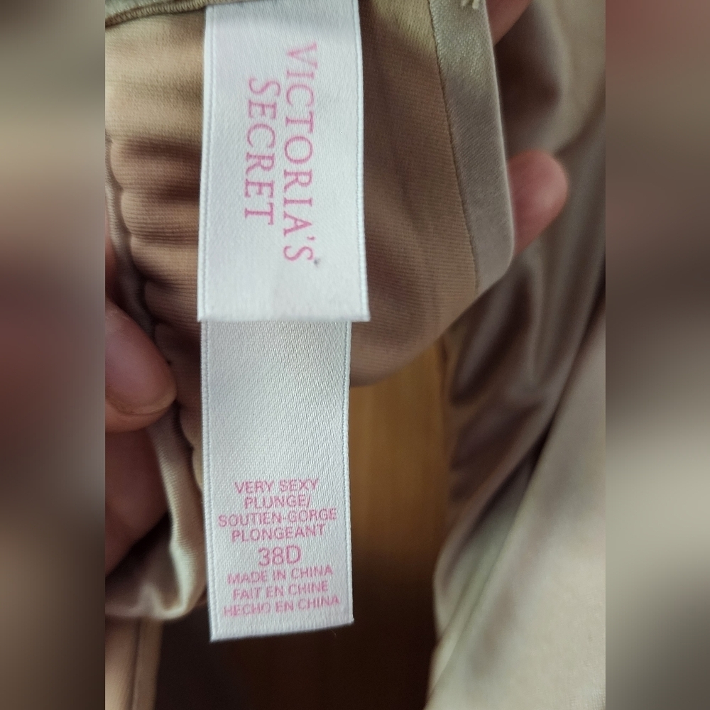 Victoria's Secret Tan T-Shirt Bra with Seamless Molded Cups - Picture 6 of 6